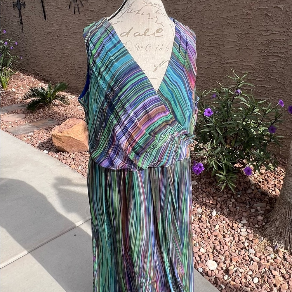 Beautiful multicolored maxi dress with lining . Free flowing.